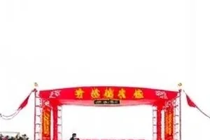 《逆流候车室》候车室墙上那口慢了的挂钟特写
