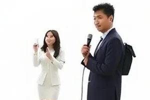《素色胶片》灰调画面里唯一一把红伞的画面截图