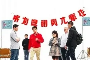 《长街旧灯》夜色片场里三盏灯架对准老墙的现场记录照