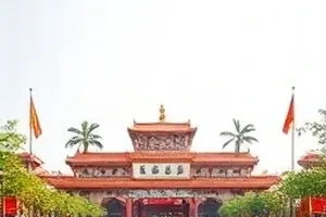 《铜锁巷》妆造台上的一把旧铜锁与配套钥匙特写